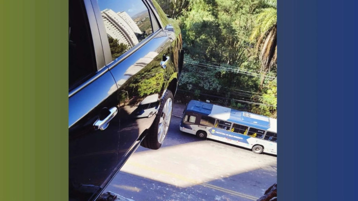 Carro fica pendurado após romper fachada de estacionamento em condomínio na Grande BH