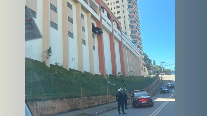 Carro fica pendurado após romper fachada de estacionamento em condomínio na Grande BH
