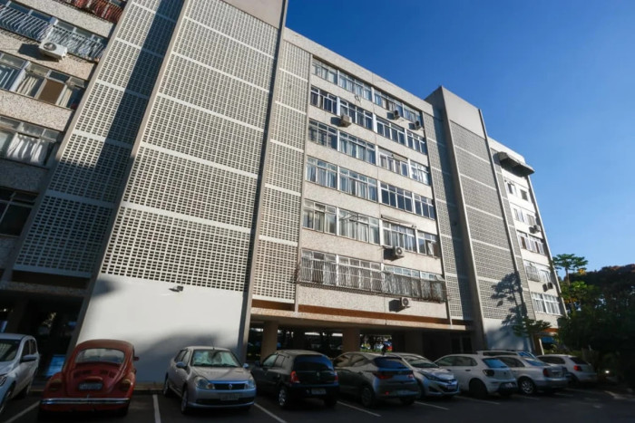 Homem invade prédio na Asa Sul, tenta entrar em apartamentos e faz idosa de 95 anos refém