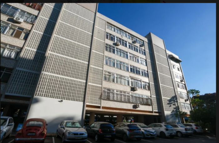 Homem invade prédio na Asa Sul, luta com morador e faz idosa de 95 anos refém
