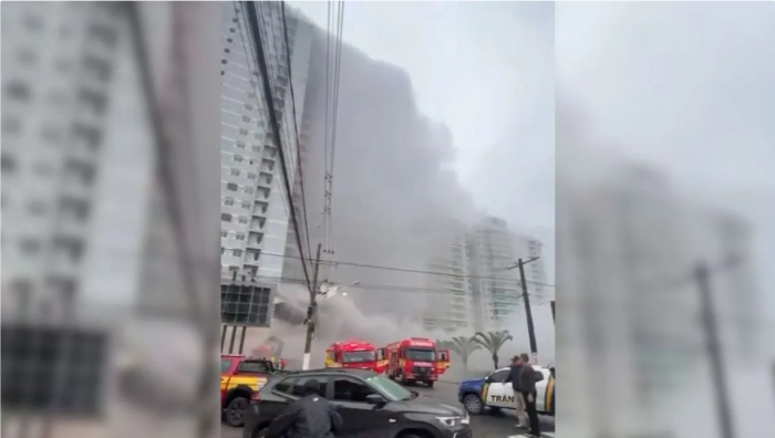 Incêndio atinge prédio em construção e deixa trabalhadores presos em meio à fumaça em SC