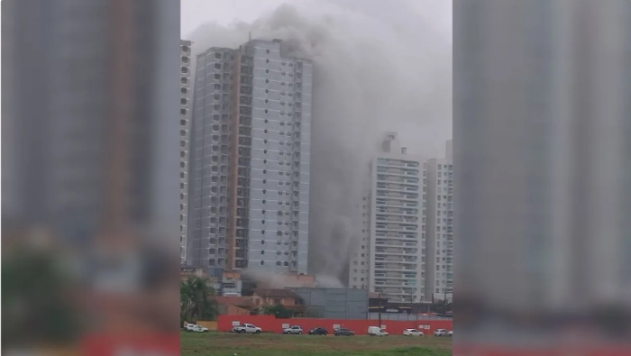 Incêndio atinge prédio em construção e deixa trabalhadores presos em meio à fumaça em SC
