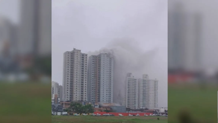 Incêndio atinge prédio em construção e deixa trabalhadores presos em meio à fumaça em SC