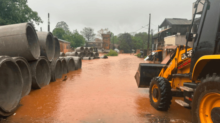 Muro desaba após forte chuva e lama invade garagem de prédio em SC