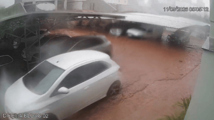 Muro desaba após forte chuva e lama invade garagem de prédio em SC