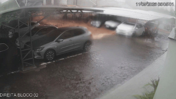 Muro desaba após forte chuva e lama invade garagem de prédio em SC