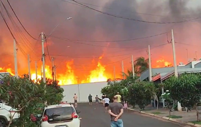 Incêndio atinge canavial ao lado de condomínio em São Joaquim da Barra