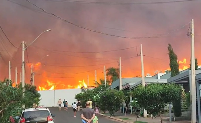 Incêndio atinge canavial ao lado de condomínio em São Joaquim da Barra