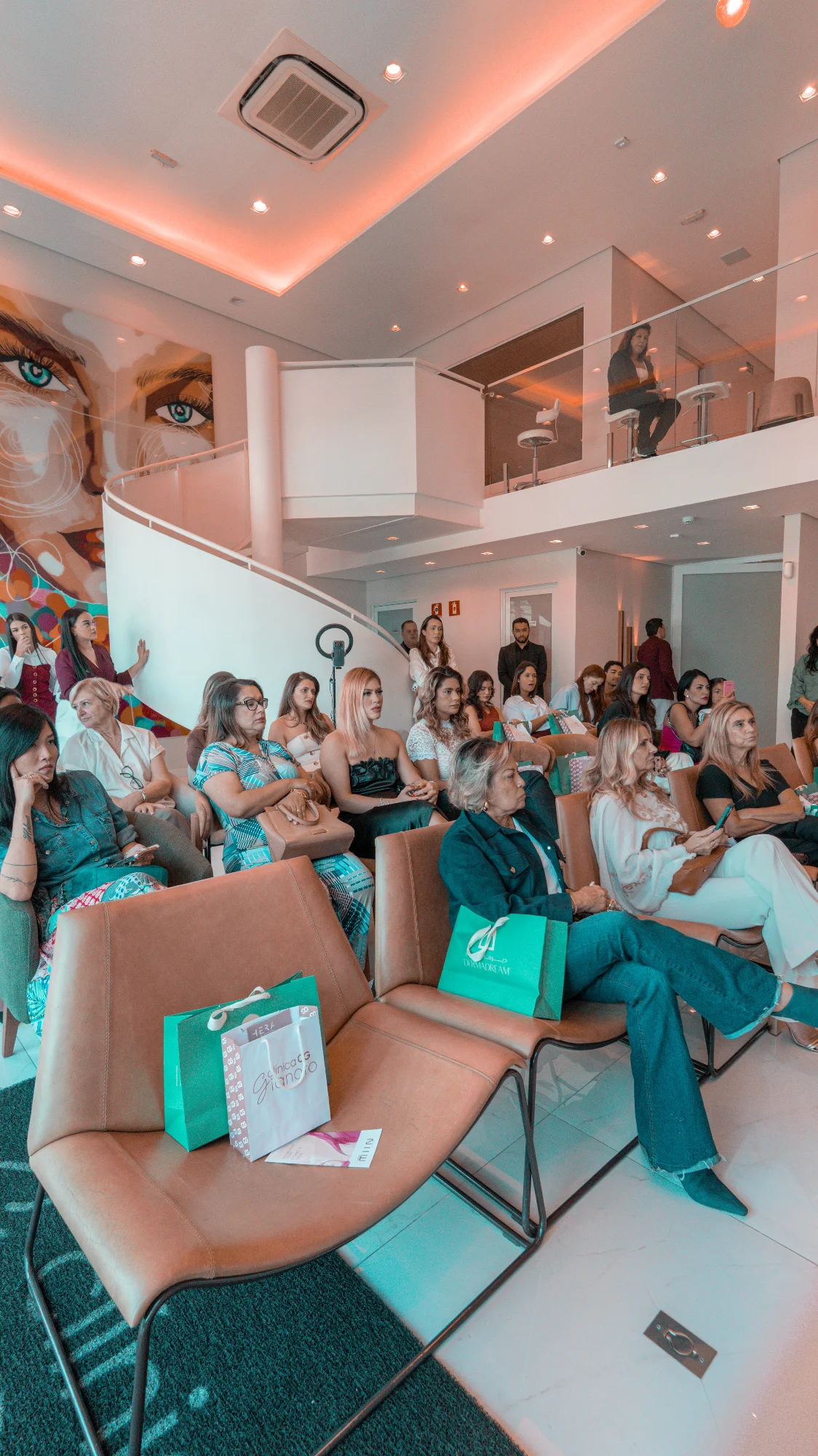Convidados reunidos no evento de apresentação do laser Miin na Clínica Gianoto
