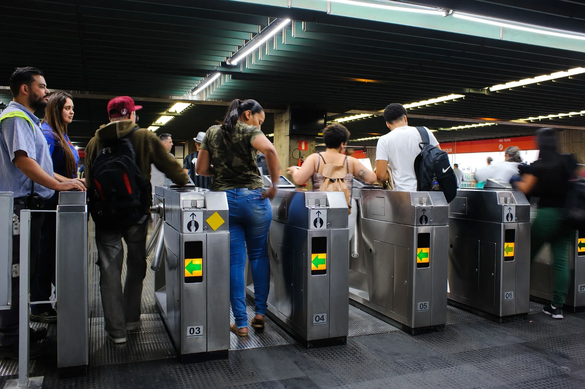 Metrô de São Paulo amplia pagamento direto na catraca com cartão e celular